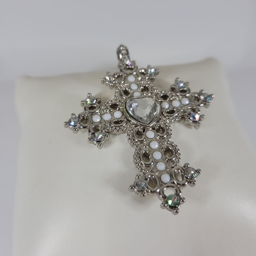 🥑 Cross Pendant